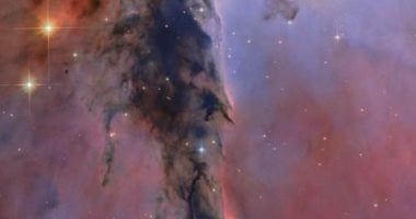 تكنولوجيا: "هابل" يحتفل بمرور 35 عامًا بصورة برج كوني من الغبار والغاز في سديم النسر