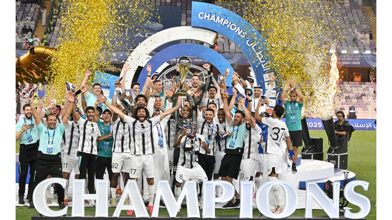 الامارات | الجزيرة يرفع كأس المحترفين بكل «فخر»