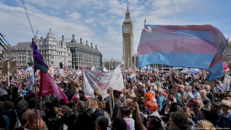 تخريب 7 تماثيل تاريخية في لندن