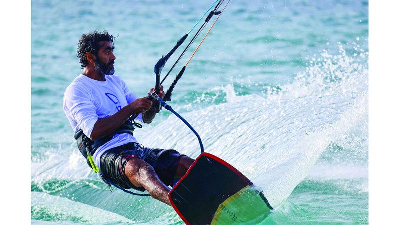 الامارات | المنصوري يتقلد الذهب والفضة في «دبي كايت سيرف»