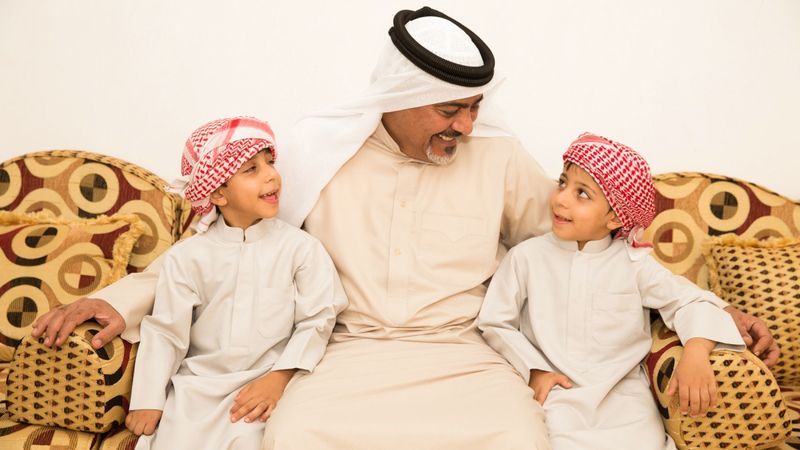 الامارات | حصر استخدام الزي الوطني والرموز المتعلقة بالهوية الوطنية في «إعلانات التواصل» على المواطنين