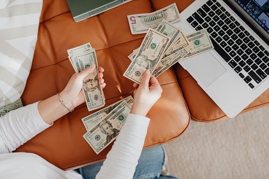 طالع الأبراج: 4 أبراج مش بتخاف تخسر فلوسها.. بتخاطر بيها في أي حاجة