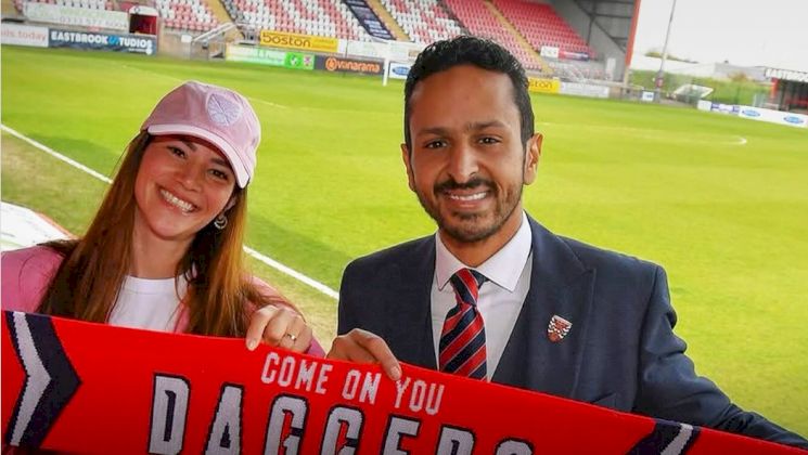 ما قصة اليوتيوبر المصري مروان سري، والناقدة سلمى مشهور مع نادي داغنهام الإنجليزي؟