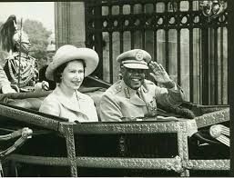 شاهد بالفيديو.. الجيش السوداني يعثر على السيارة المهداة من ملكة بريطانيا للرئيس الأسبق إبراهيم عبود بعد أن نهبها الجنجويد من القصر الجمهوري وعبثوا بها وخربوها