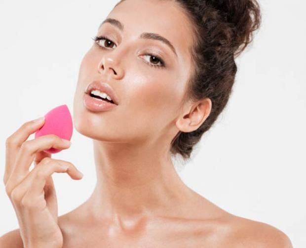 ماذا يحدث عند استخدام مكياج منتهي الصلاحية وطرق التعرف عليه؟