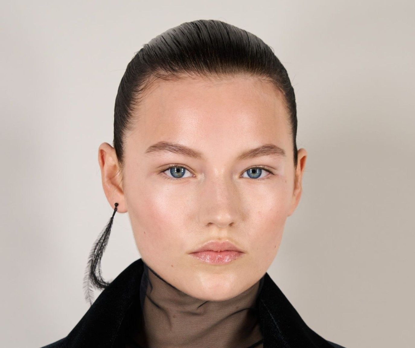 لعيون أكثر إشراقاً وشباباً: دليلك لأفضل أنواع السيروم والكريمات