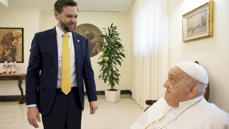 "لعنة اللقاء الأخير".. هل تطارد نائب الرئيس الأميركي للأبد؟ (فيديو)