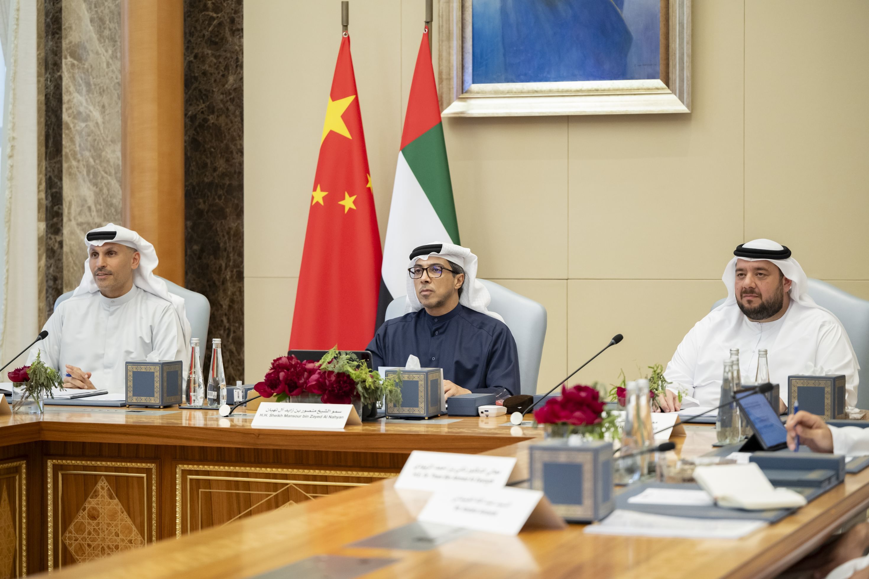 الامارات | منصور بن زايد يشهد اجتماع  لجنة التعاون الاستثماري بين الإمارات والصين