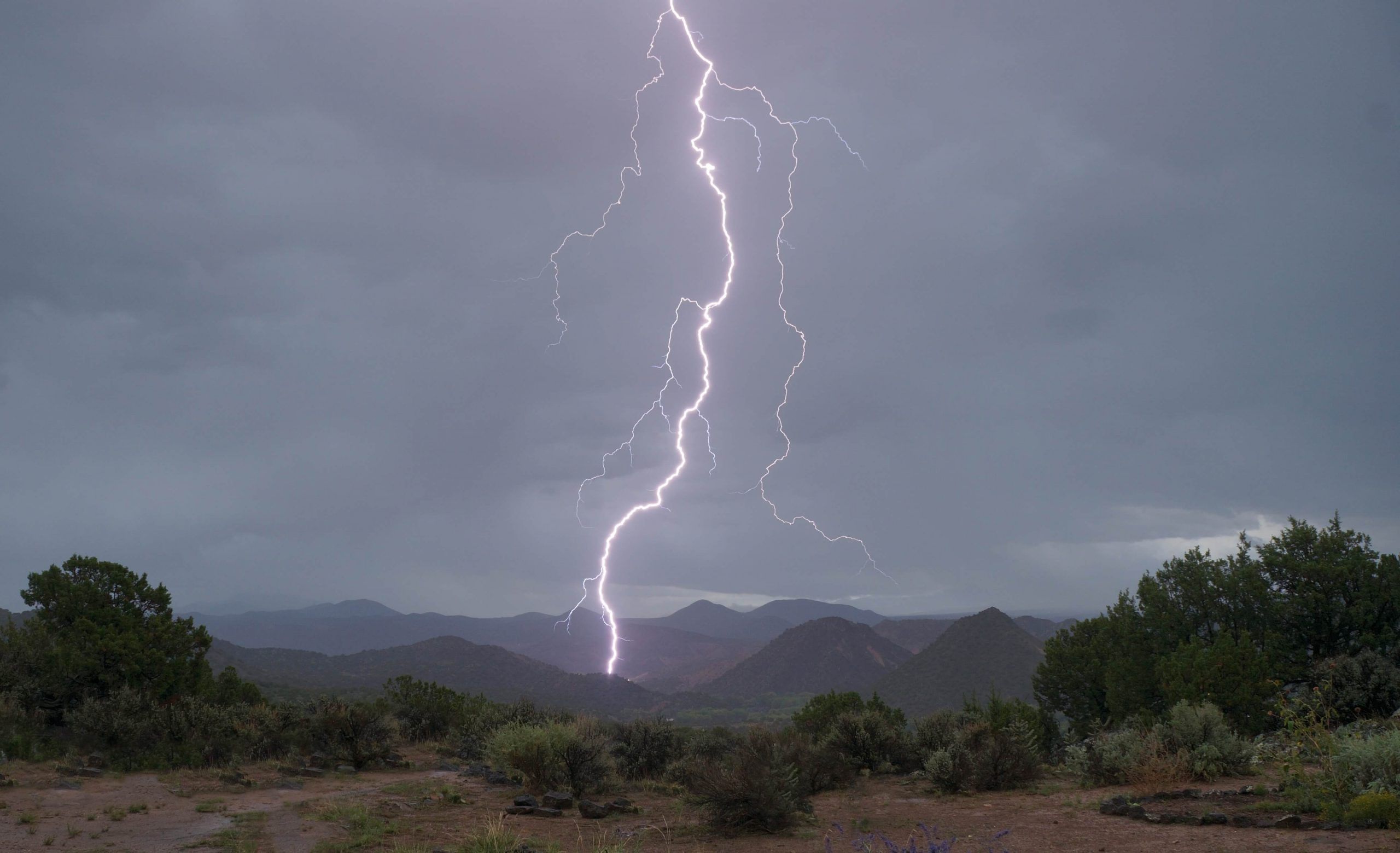 تحذيرات جوية من أمطار رعدية وسيول محتملة في عدة محافظات يمنية