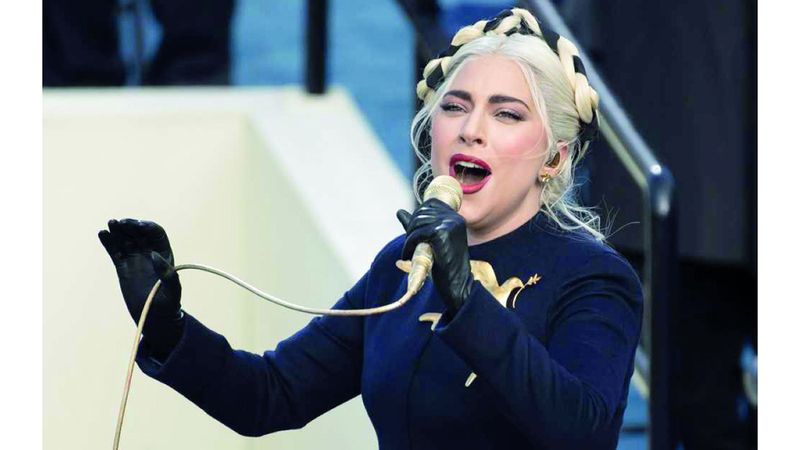 الامارات | ليدي غاغا تتعامل بهدوء مع عطل فني.. وتعتذر