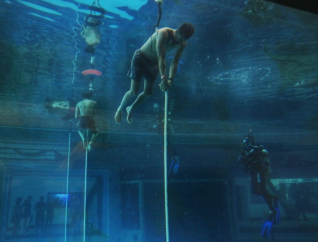 الامارات | في دبي.. بطل يحبس أنفاسه تحت الماء أكثر من 8 دقائق