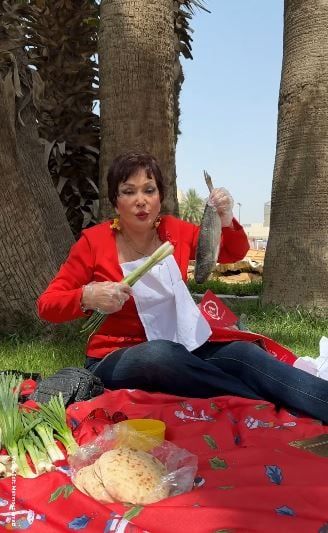 فرشت الملاية على النجيلة.. لبلبة تحتفل بشم النسيم مع بوكيه بصل وفسيخة