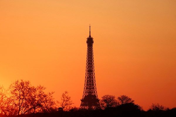 إطفاء برج إيفل تكريماً لذكرى البابا فرنسيس