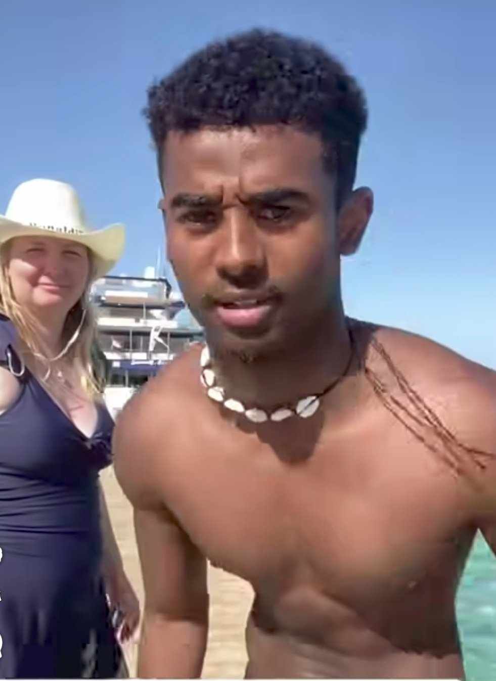 شاهد بالصورة والفيديو.. شاب سوداني مقيم بإحدى الدول الأوروبية يدخل في تحدي ويحمل سيدة “خواجية” على كتفه والأخيرة تتجاوب بالضحكات وتعترف بفوزه