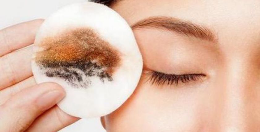 ماذا يحدث عند استخدام مكياج منتهي الصلاحية وطرق التعرف عليه؟