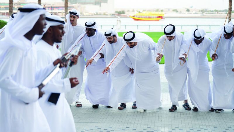 الامارات | بالأهازيج والرزفة.. مكتبة محمد بن راشد تحتفي باليوم العالمي للتراث         