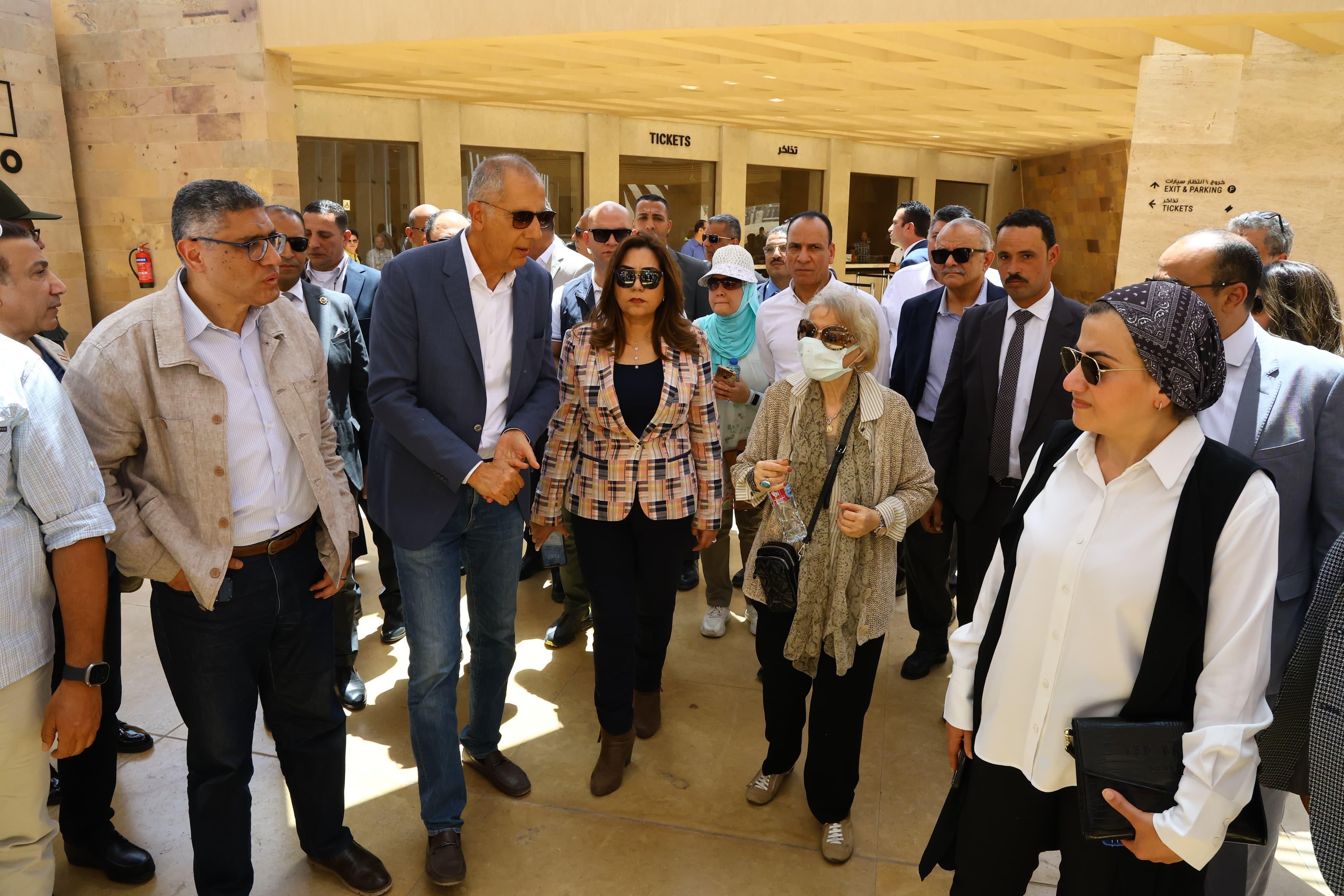 مستشارا الرئيس السيسي ووزيرة التنمية المحلية يتابعون تطوير منطقة الأهرامات