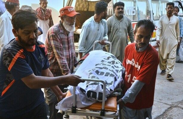 الشرطة الباكستانية: مقتل 13 شخصا وإصابة 20 آخرين جراء سقوط شاحنة في واد بجنوب البلاد