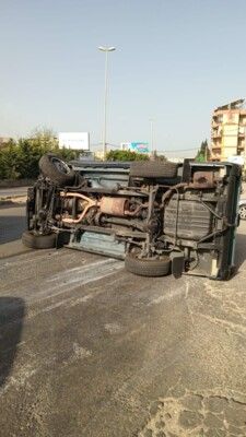 التحكم المروري: انقلاب مركبة على طريق الشويفات باتجاه جسر خلدة والاضرار مادية