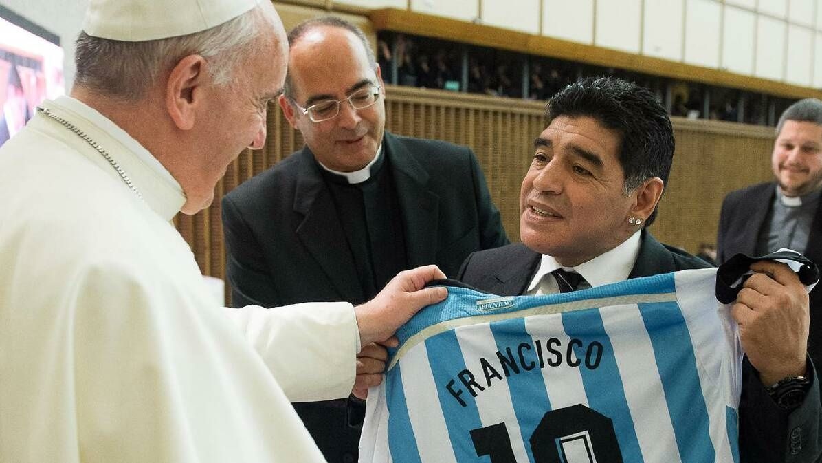 بابا الفاتيكان وكرة القدم.. مارادونا استقر في قلبه ليصفه بـ"الأعظم" (ألبوم صور)