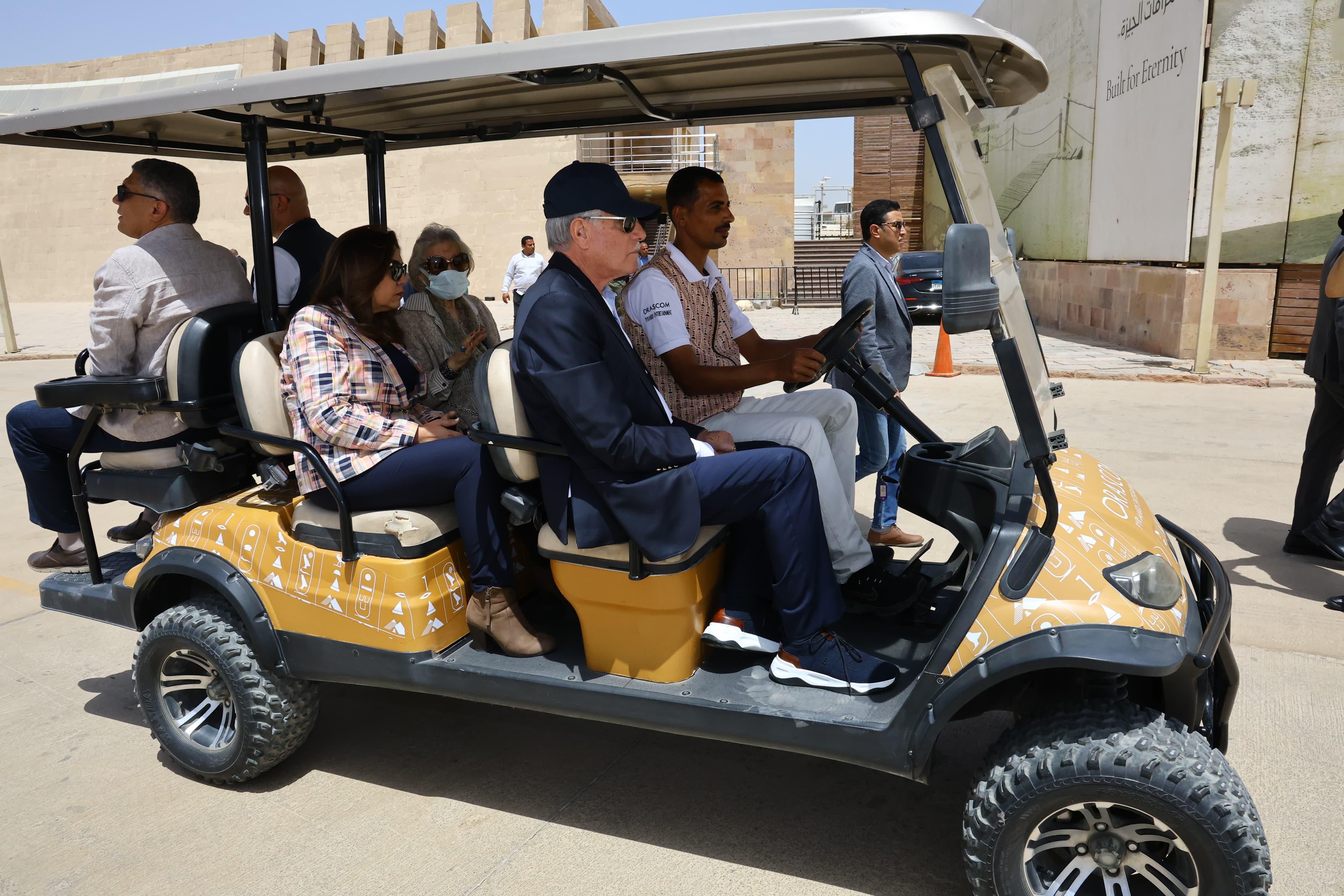 مستشارا الرئيس السيسي ووزيرة التنمية المحلية يتابعون تطوير منطقة الأهرامات