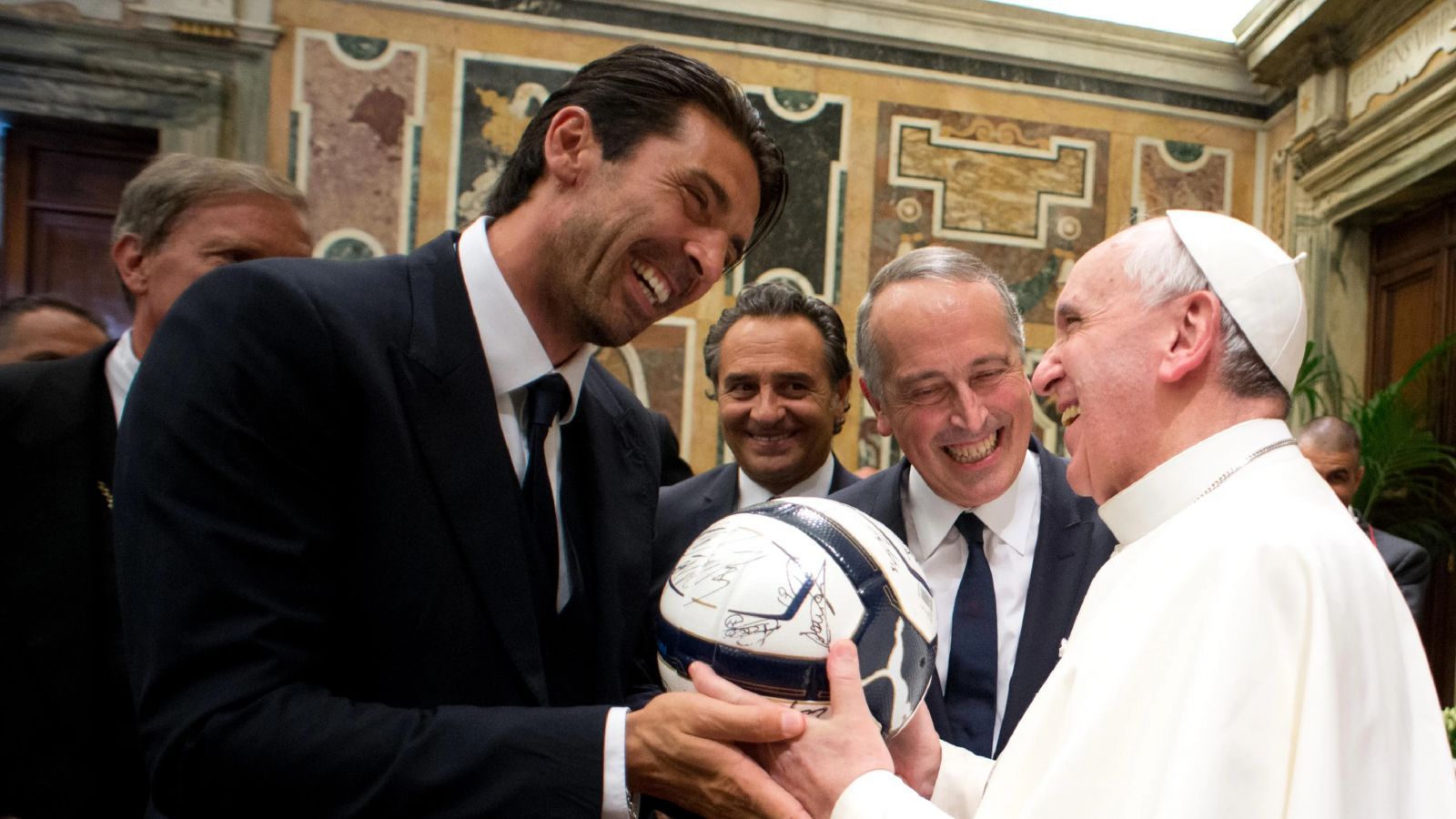 بابا الفاتيكان وكرة القدم.. مارادونا استقر في قلبه ليصفه بـ"الأعظم" (ألبوم صور)