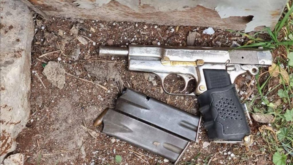 شاهد بالفيديو.. جندي بالجيش السوداني يحفر الأرض ويستخرج “طبنجة” من باطنها