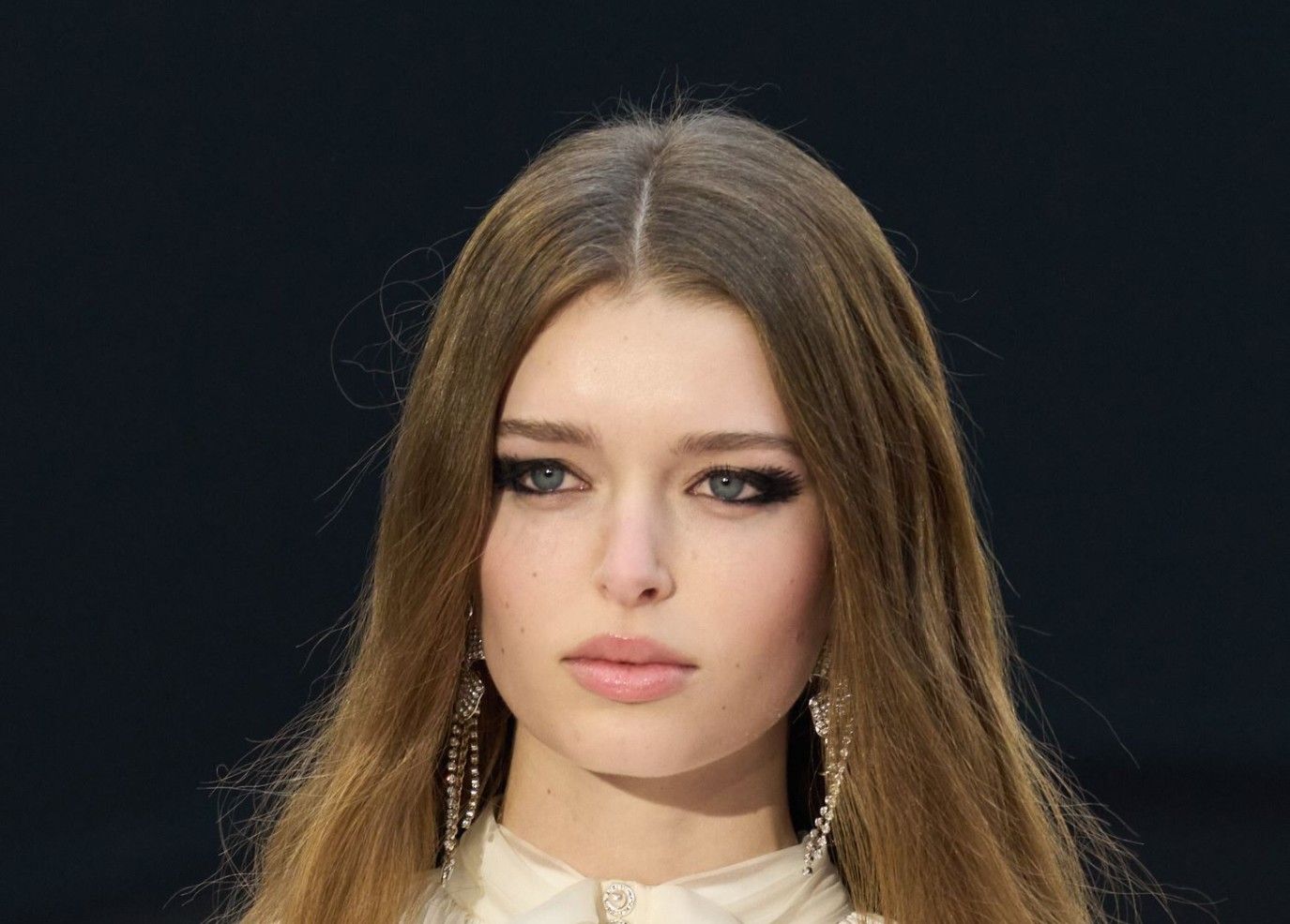 طرق طبيعية لتطويل الرموش.. وصفات فعالة تبرز جمال نظرة عينيك