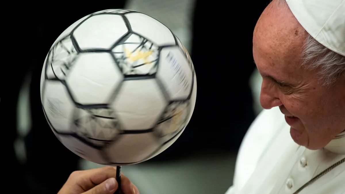 بابا الفاتيكان وكرة القدم.. مارادونا استقر في قلبه ليصفه بـ"الأعظم" (ألبوم صور)