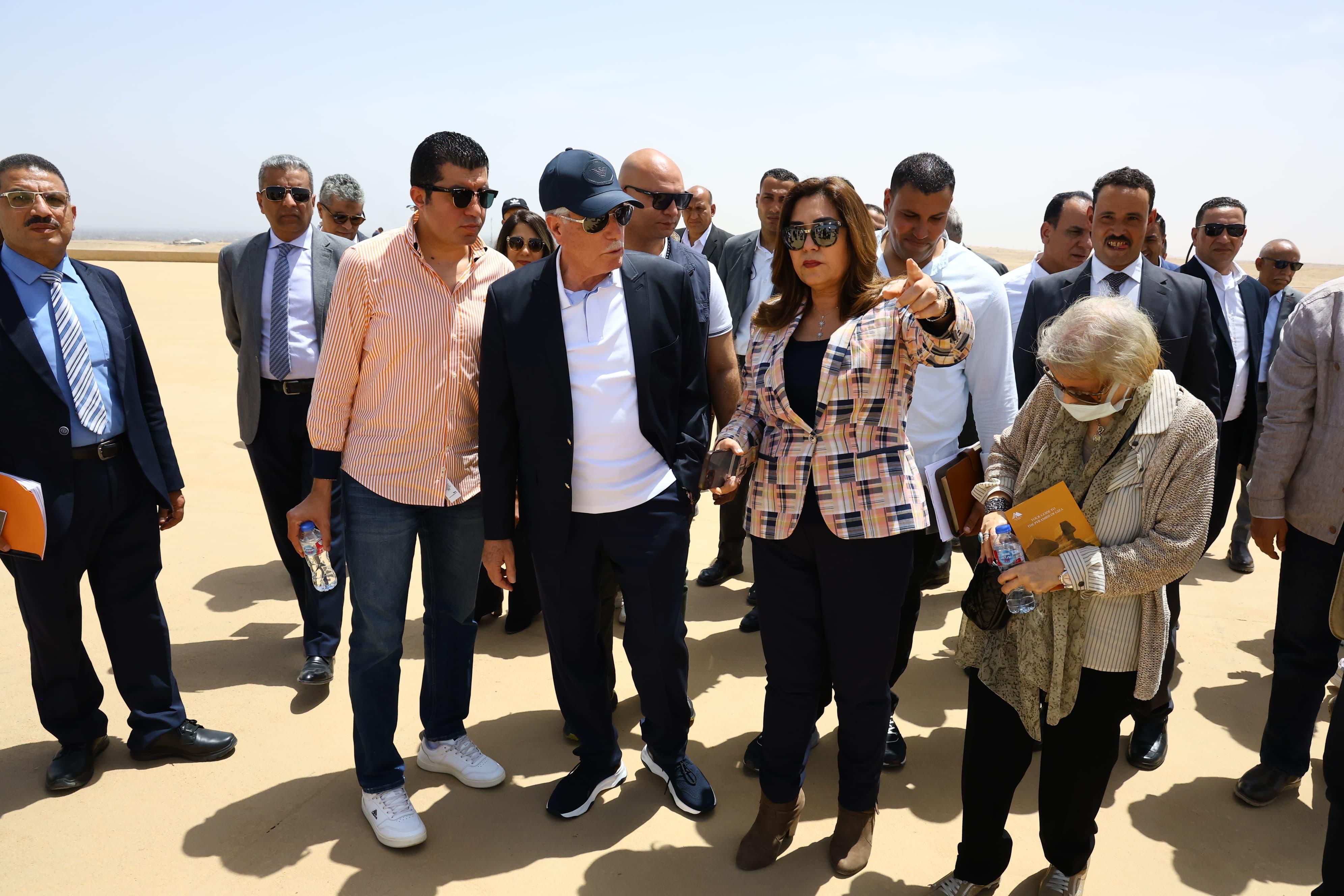 مستشارا الرئيس السيسي ووزيرة التنمية المحلية يتابعون تطوير منطقة الأهرامات