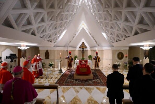 الفاتيكان ينشر الصورة الأولى للبابا فرنسيس مسجّى في نعشه بكنيسة سانتا مارتا