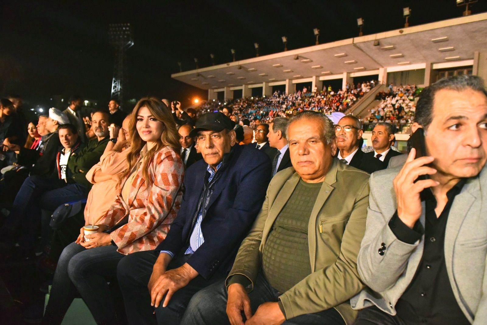 لقاء سويدان تحصد القمح فى غيطان أسيوط.. حكاية صورة