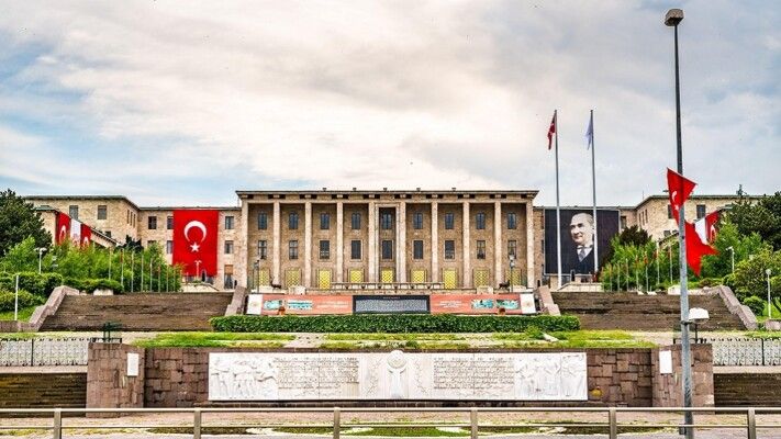 المعارضة التركية دعت إلى تجمّع أمام البرلمان الأربعاء
