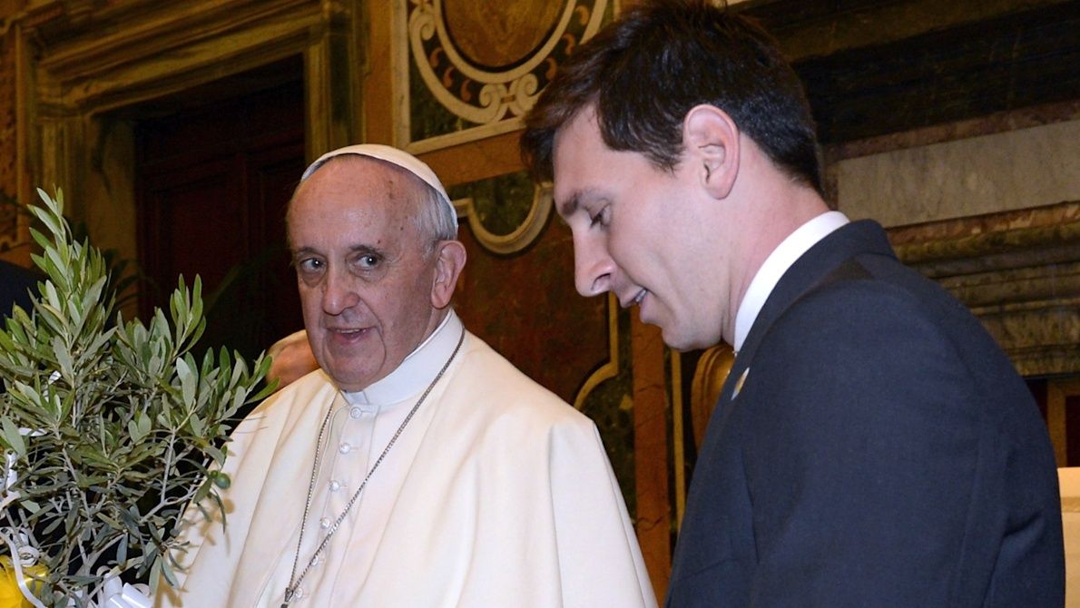 بابا الفاتيكان وكرة القدم.. مارادونا استقر في قلبه ليصفه بـ"الأعظم" (ألبوم صور)