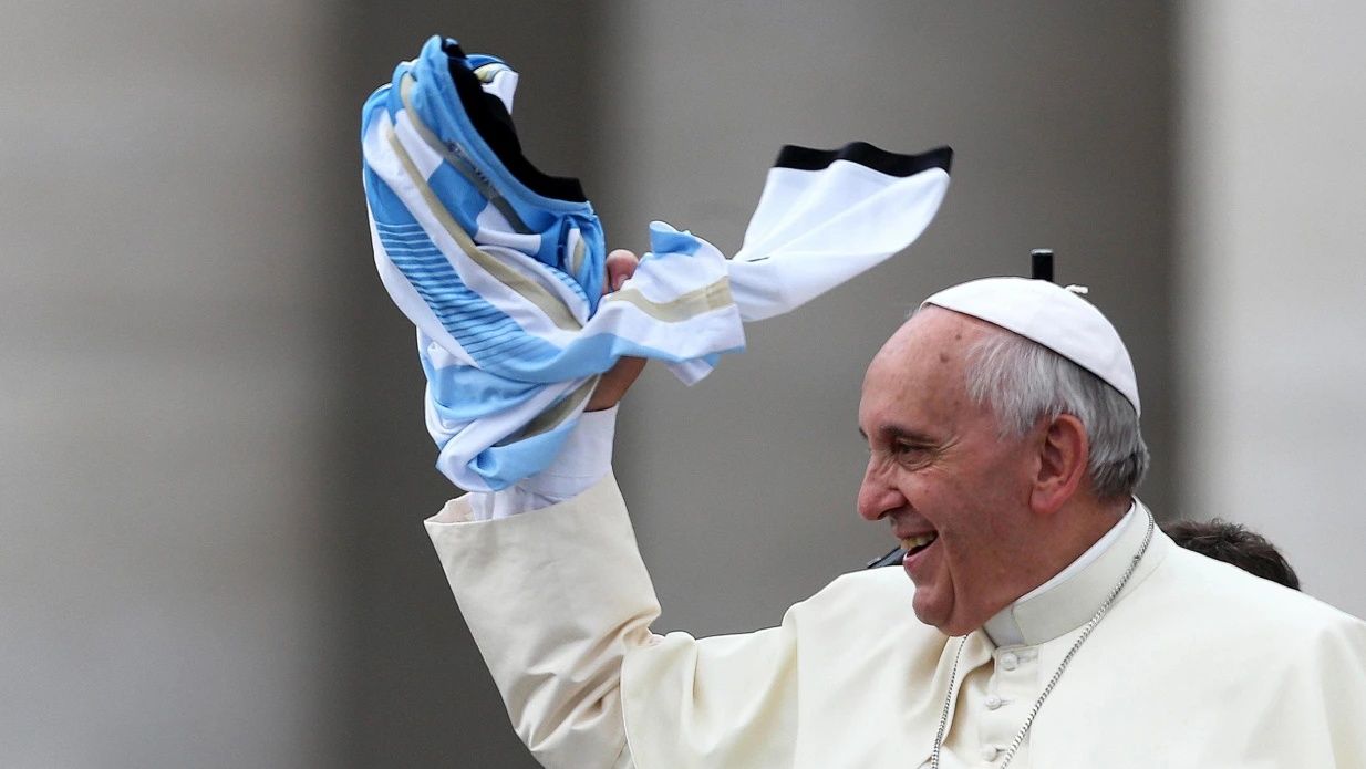 بابا الفاتيكان وكرة القدم.. مارادونا استقر في قلبه ليصفه بـ"الأعظم" (ألبوم صور)