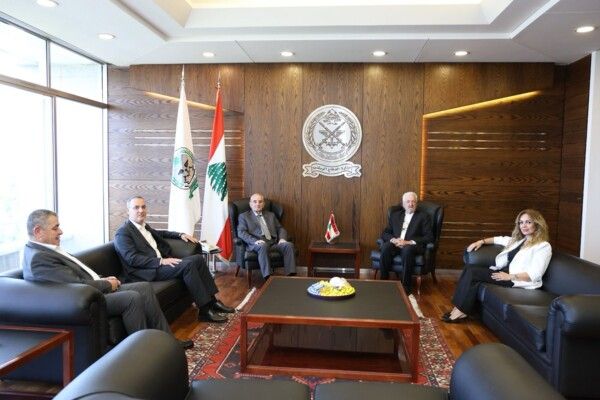 وزير الدفاع منسى من المدير العام لمصرف الإسكان على مشاريع المصرف الهادفة إلى تأمين القروض للبنانيين