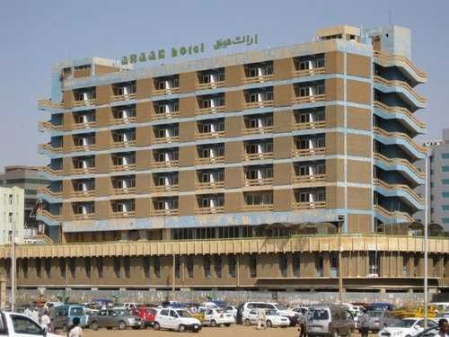 شاهد بالفيديو.. وسط ذهول واستغراب الجمهور.. عمارة “آراك” الشهيرة بالسوق العربي تحافظ على حالتها الطبيعية رغم احتراق ودمار جميع المباني التي من حولها