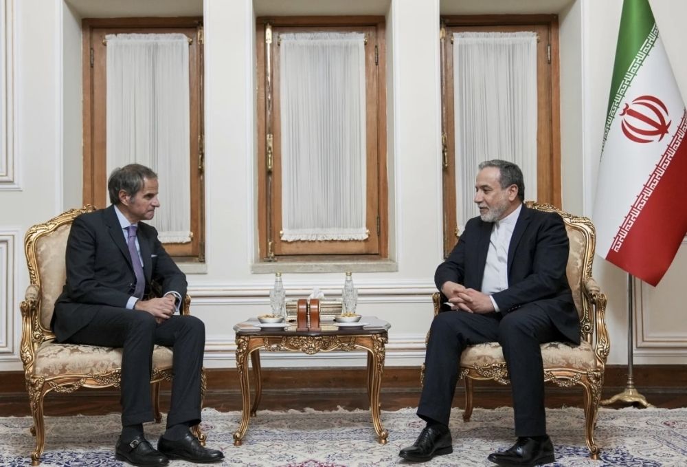 غروسي يشيد بأجواء المفاوضات الأمريكية الإيرانية