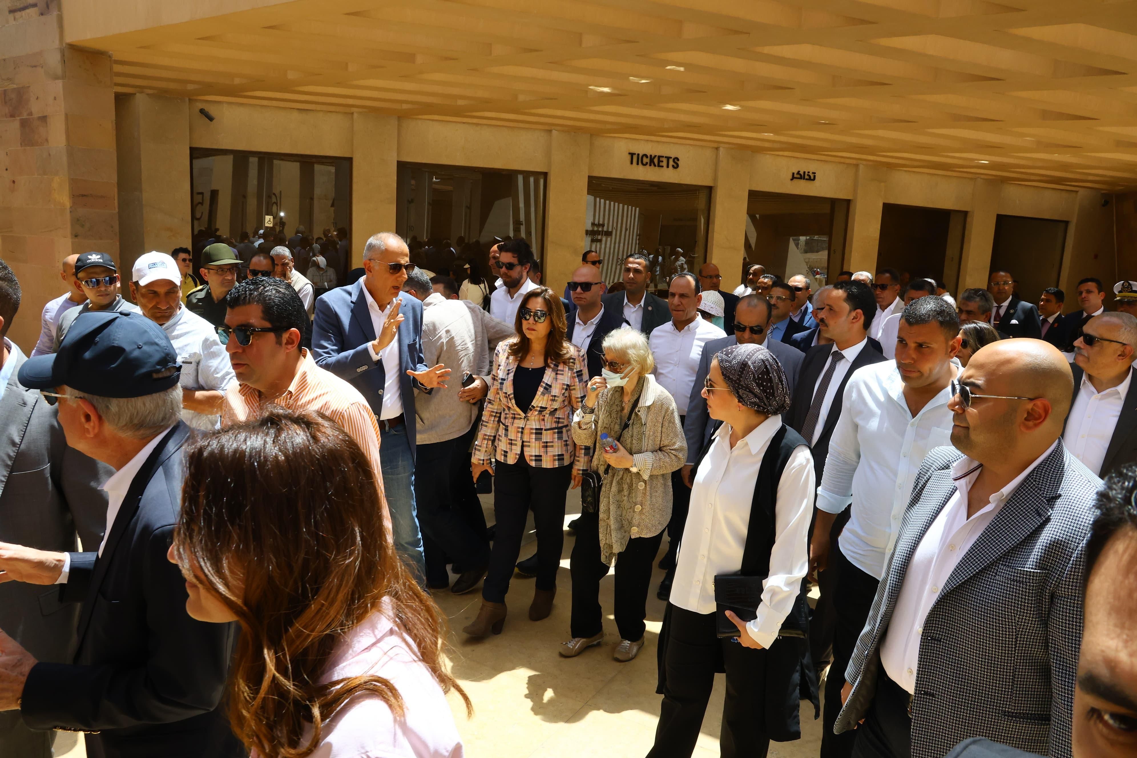 مستشارا الرئيس السيسي ووزيرة التنمية المحلية يتابعون تطوير منطقة الأهرامات