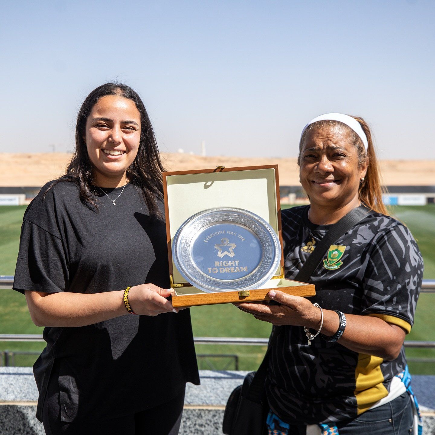 أسطورة كرة القدم النسائية فى أفريقيا ديسيريه إلينز تزور نادى مسار