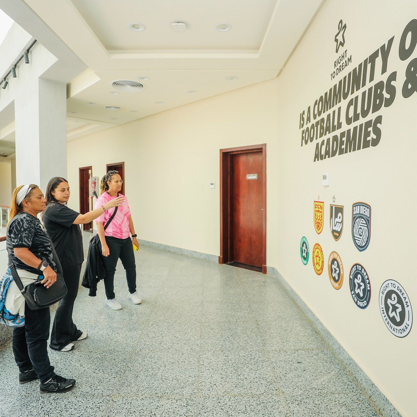 أسطورة كرة القدم النسائية فى أفريقيا ديسيريه إلينز تزور نادى مسار