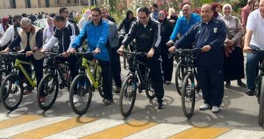 رئيس جامعة القاهرة وقيادات الجامعة يشاركون الطلاب ماراثون للدراجات