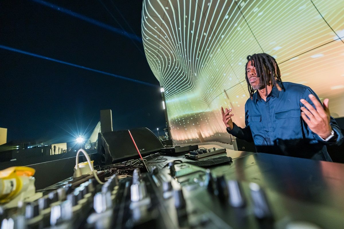 الامارات | عرض بطائرات الدرون يضيء سماء أبوظبي  خلال حفل "تيم لاب فينومينا"