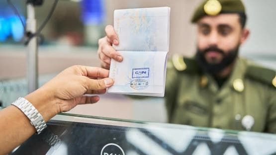 الخليج اليوم .. غرامة 50 ألف ريال لمن يتأخر عن الإبلاغ بمغادرة من استقدمهم بعد انتهاء تأشيرة الدخول