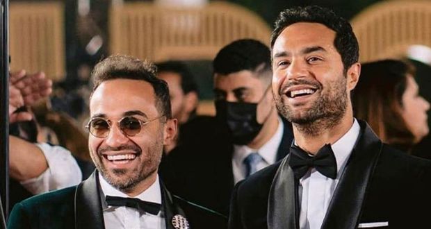 أحمد فهمي يفاجئ شقيقه على الهواء.. ويكشف من كان “حبيب ماما”!