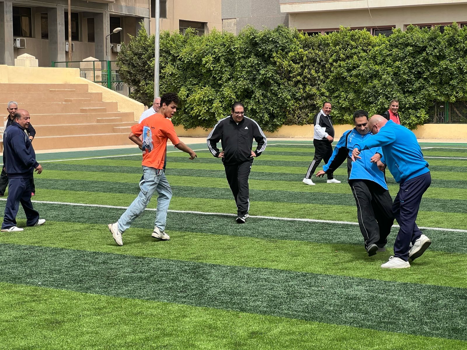 رئيس جامعة القاهرة وقيادات الجامعة يشاركون الطلاب مباراة كرة قدم