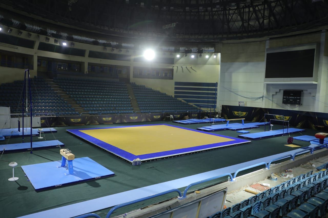 استعدادات مجمع الصالات باستاد القاهرة قبل انطلاق كأس العالم للجمباز الفني.. صور