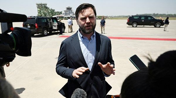 نائب الرئيس الأميركي يقدّم مقترحاً لوقف إطلاق النار في أوكرانيا