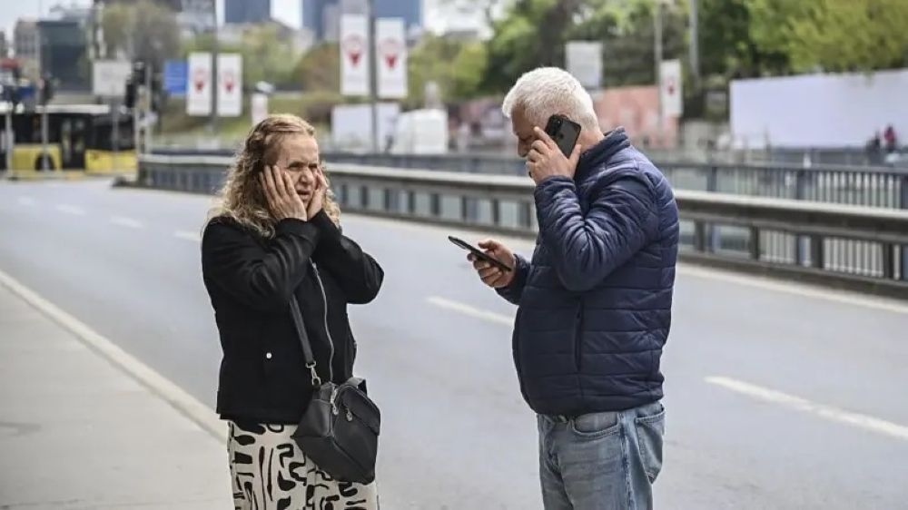 صور| زلزال تركيا.. الذعر يسيطر على سكان إسطنبول بعد هزة أرضية عنيفة
