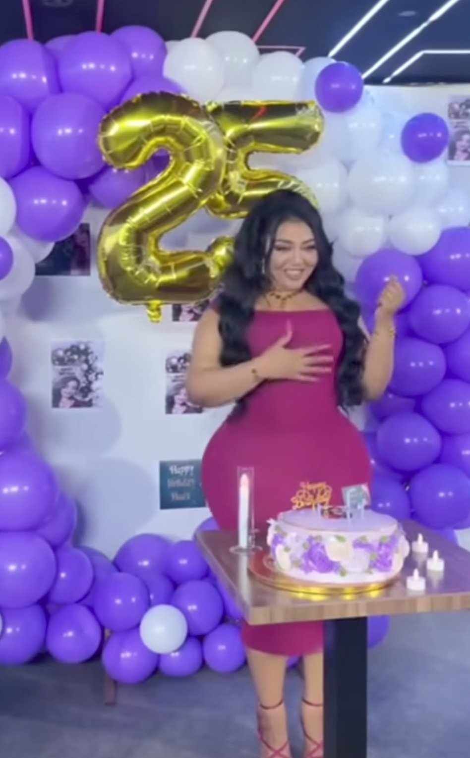 شاهد بالصورة والفيديو.. المودل والممثلة السودانية هديل إسماعيل تثير ضجة غير مسبوقة بإحتفالها بعيد ال (25) بأزياء فاضحة ورقصات مثيرة